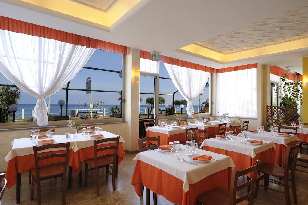 Hotel Delfino Laigueglia Ngoại thất bức ảnh