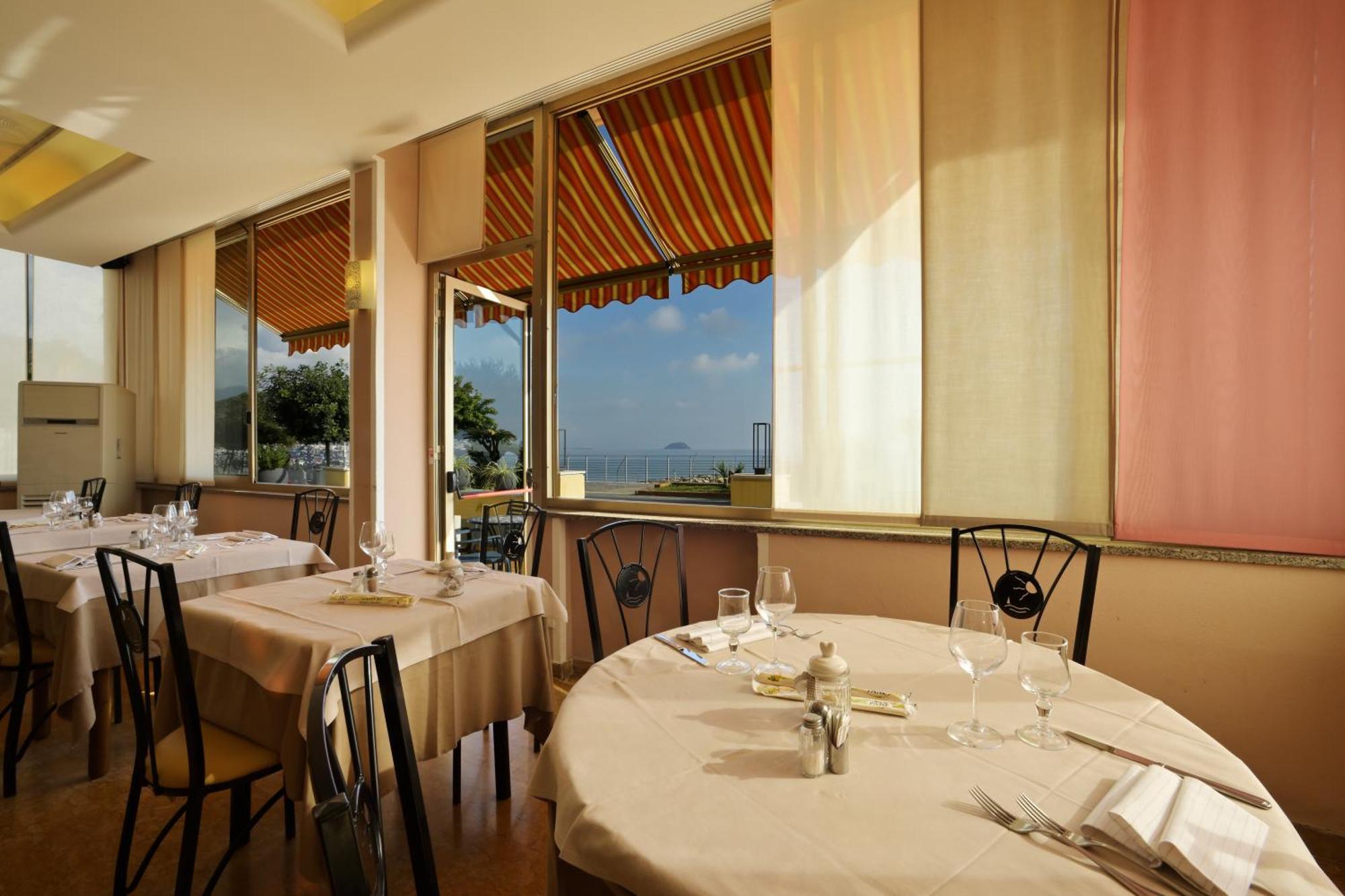 Hotel Delfino Laigueglia Ngoại thất bức ảnh